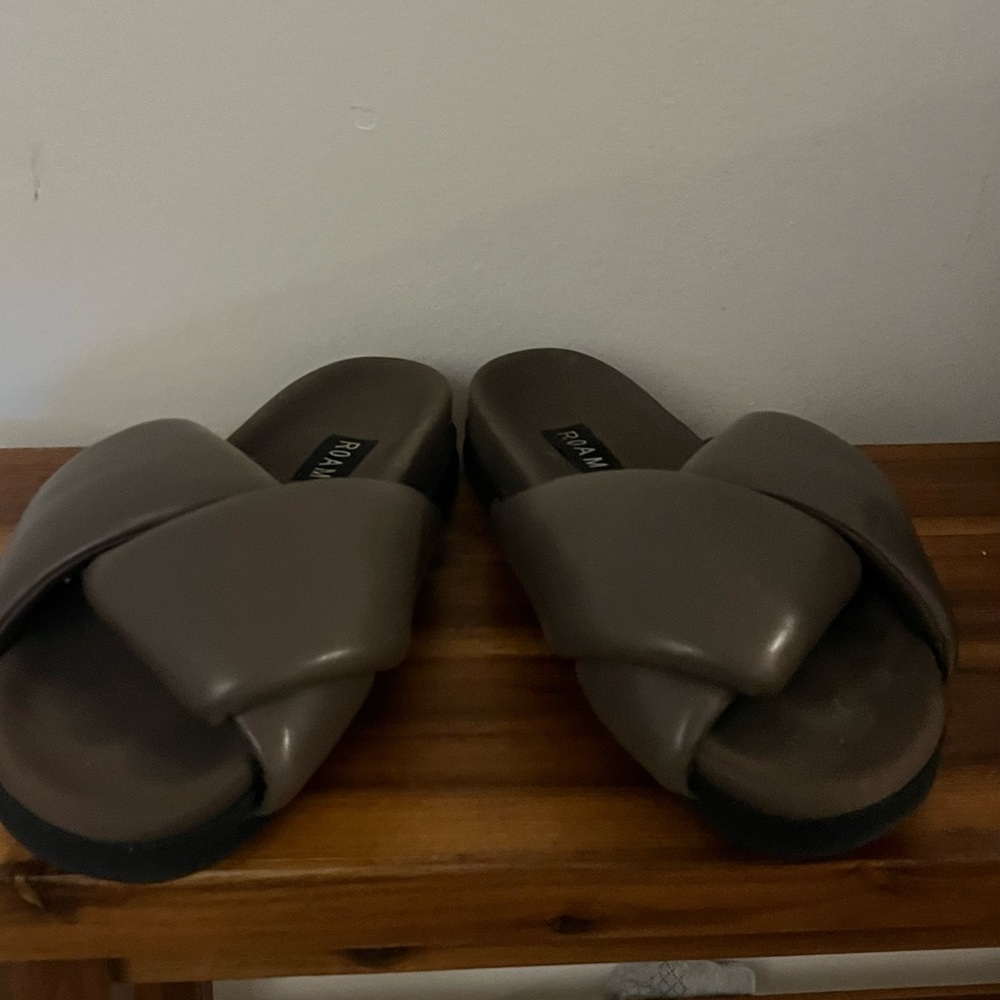 Roam foldy taupe sandal